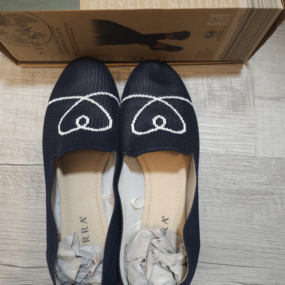 Serra Navy and White Flats